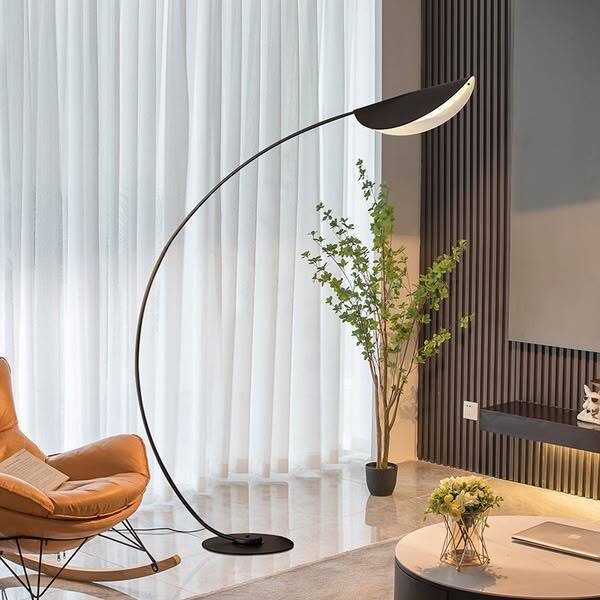 0f023cbd-b685-4e2e-9b8c-60ef95f49579 (1) floor lamp