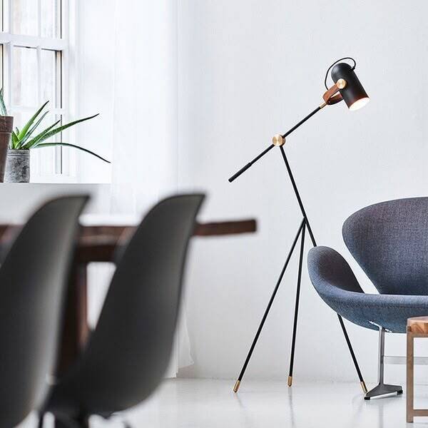 73267d3b-c870-4eaf-84e6-8ae33b6b9670 tripod floor lamp